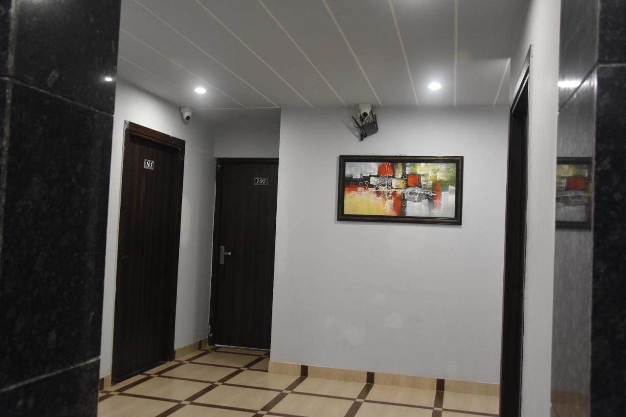 Hotel De Luxe Basai Road Гургаон Экстерьер фото