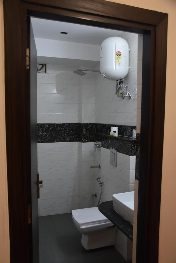 Hotel De Luxe Basai Road Гургаон Экстерьер фото