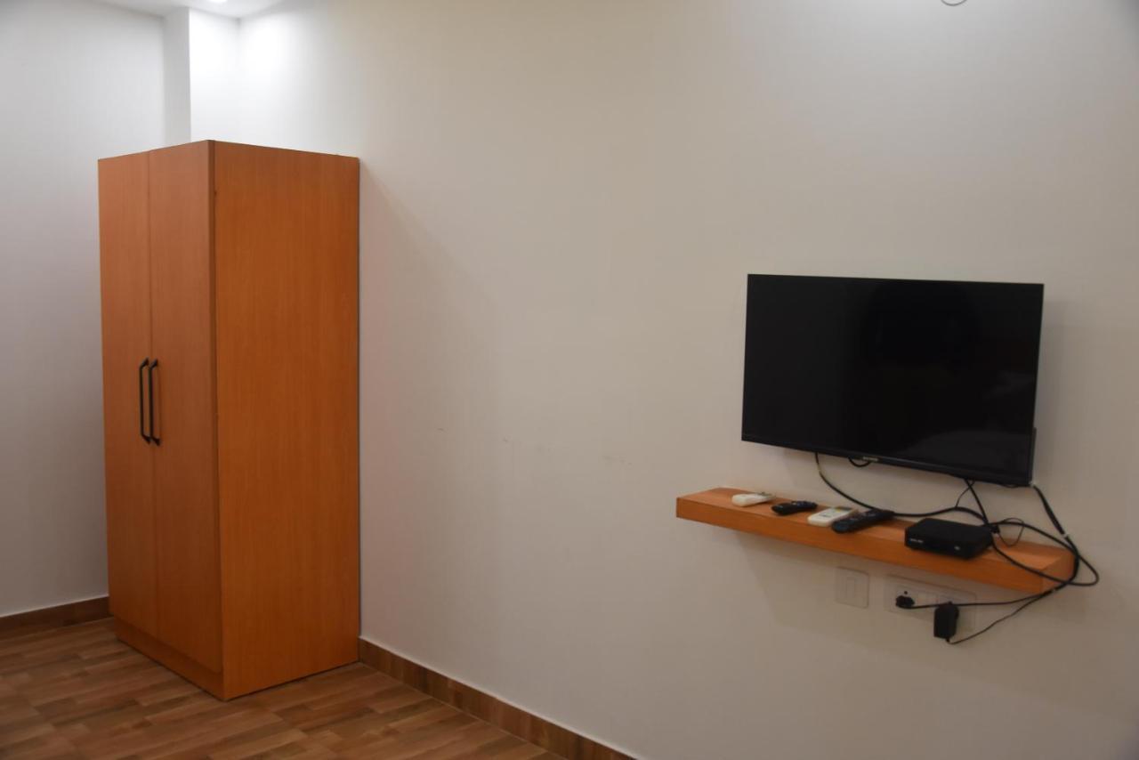 Hotel De Luxe Basai Road Гургаон Экстерьер фото
