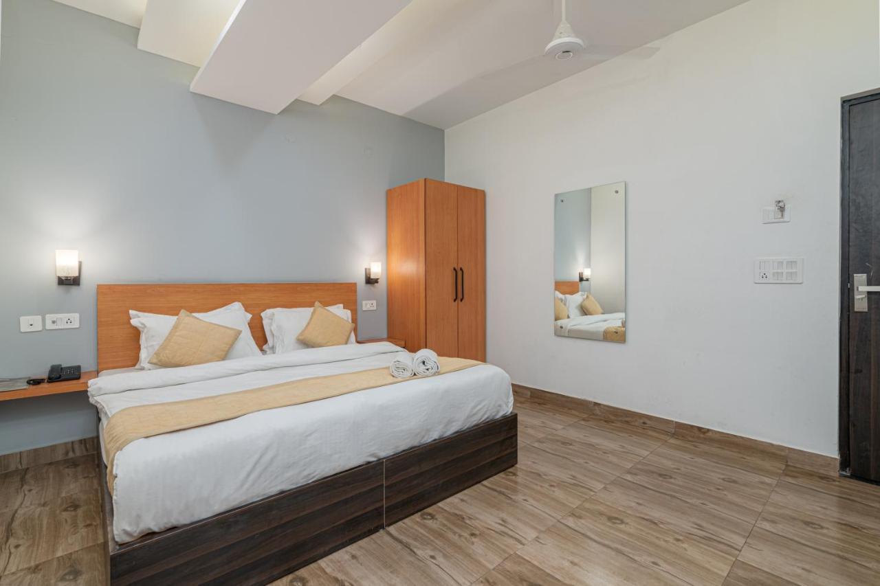 Hotel De Luxe Basai Road Гургаон Экстерьер фото