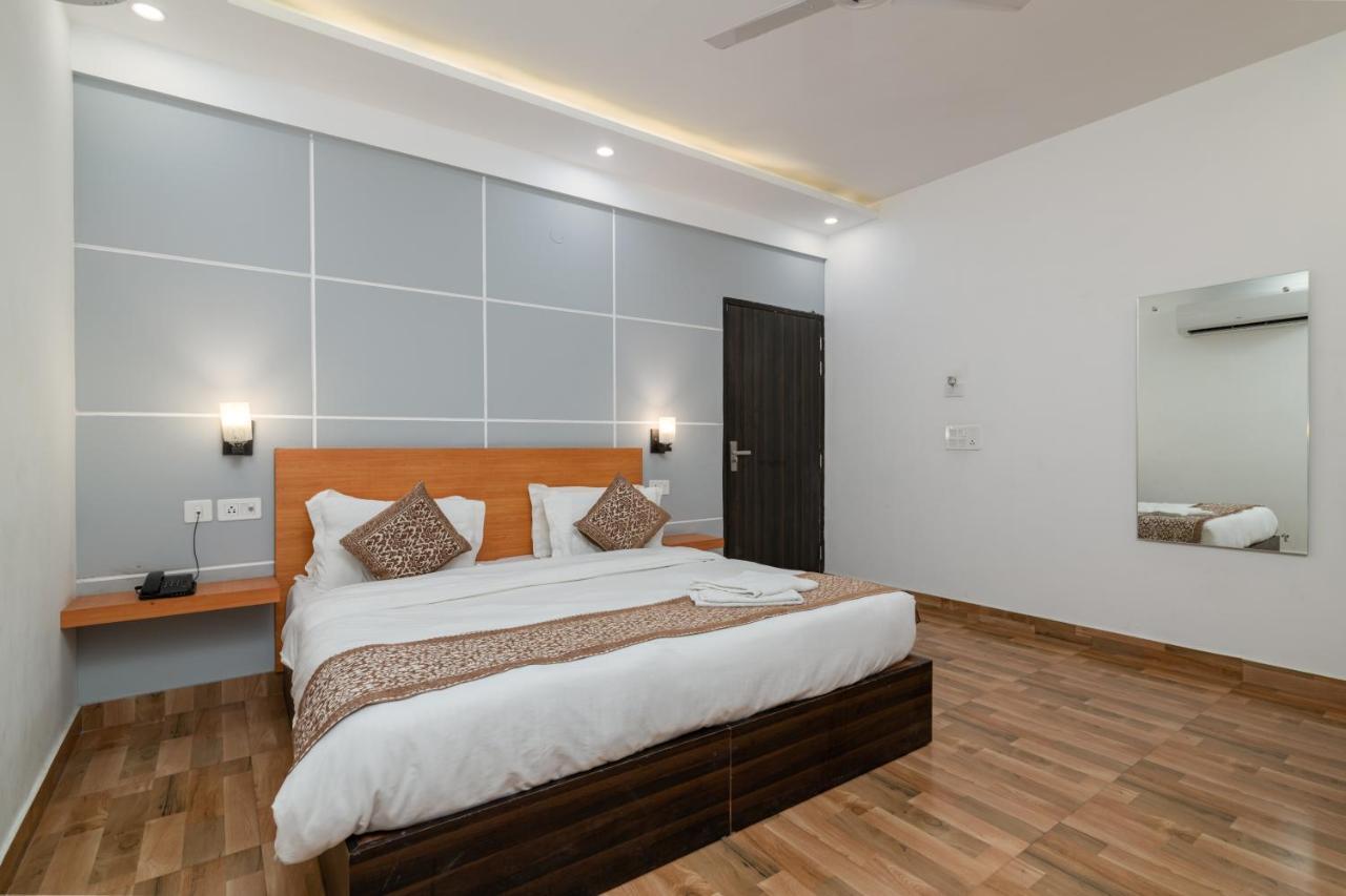 Hotel De Luxe Basai Road Гургаон Экстерьер фото
