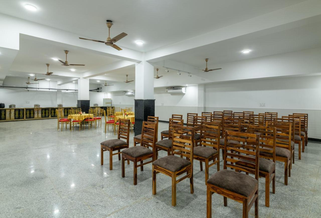 Hotel De Luxe Basai Road Гургаон Экстерьер фото