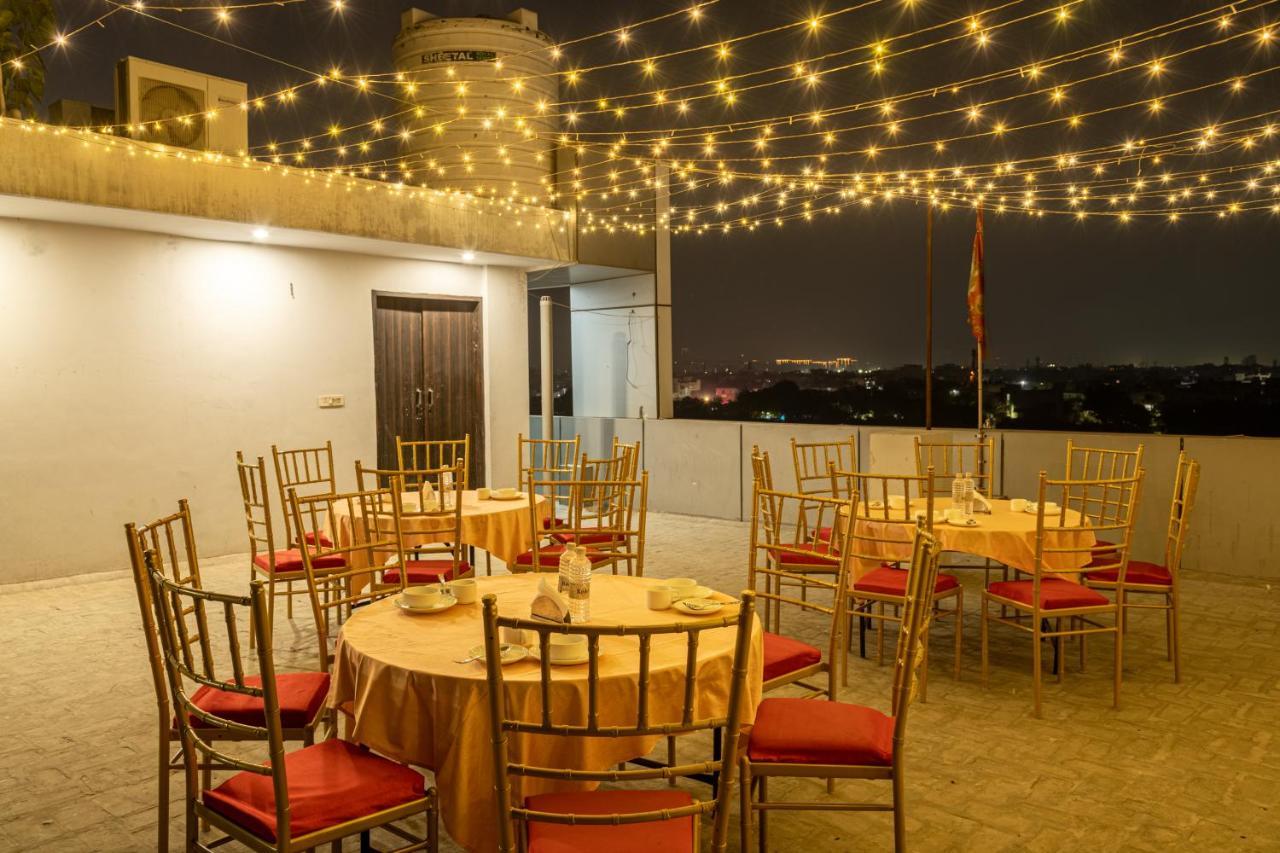 Hotel De Luxe Basai Road Гургаон Экстерьер фото