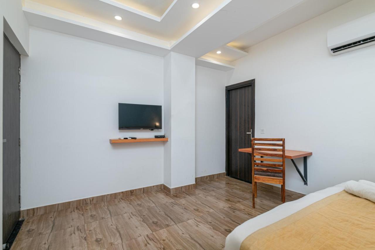 Hotel De Luxe Basai Road Гургаон Экстерьер фото
