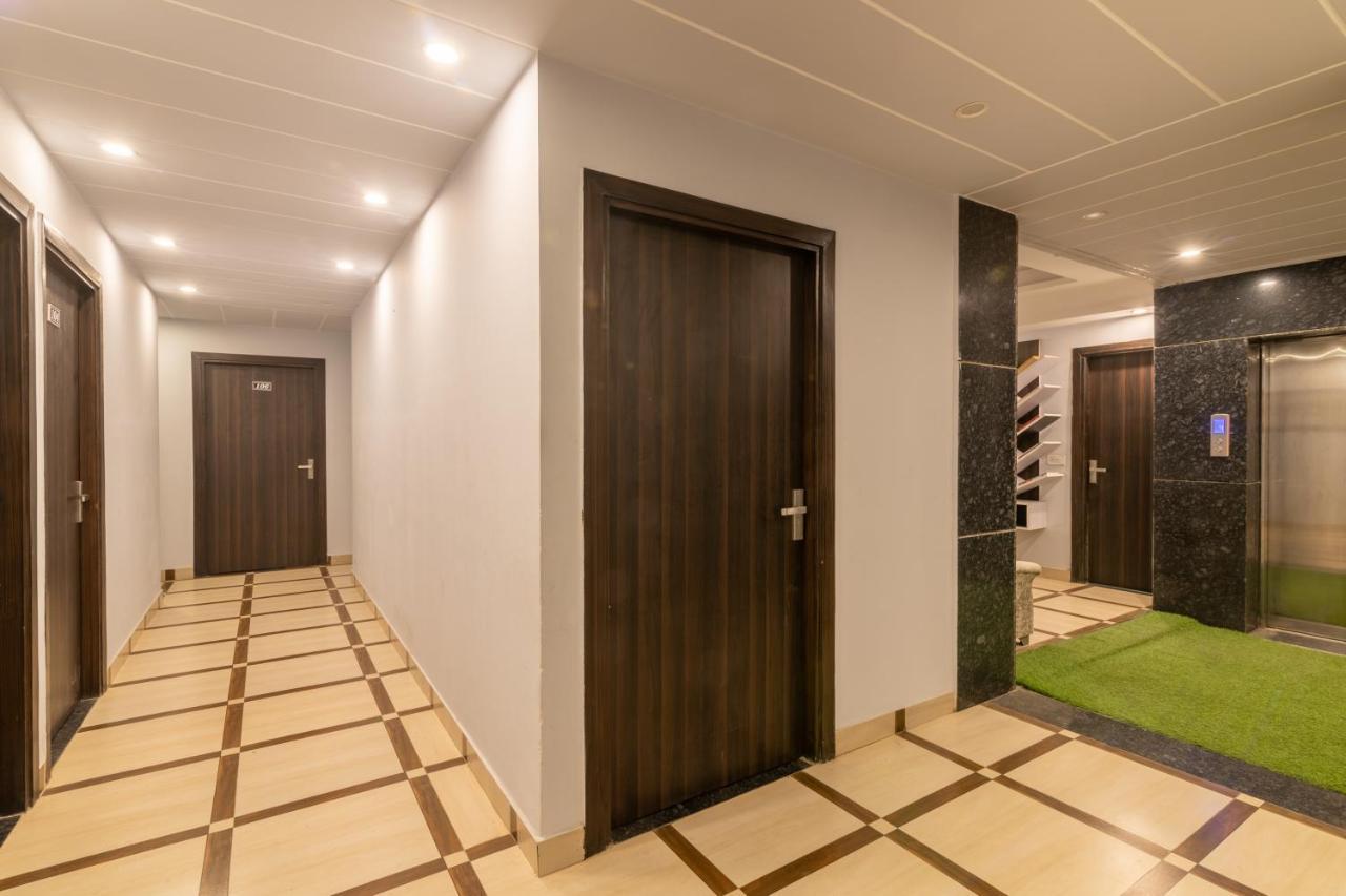 Hotel De Luxe Basai Road Гургаон Экстерьер фото